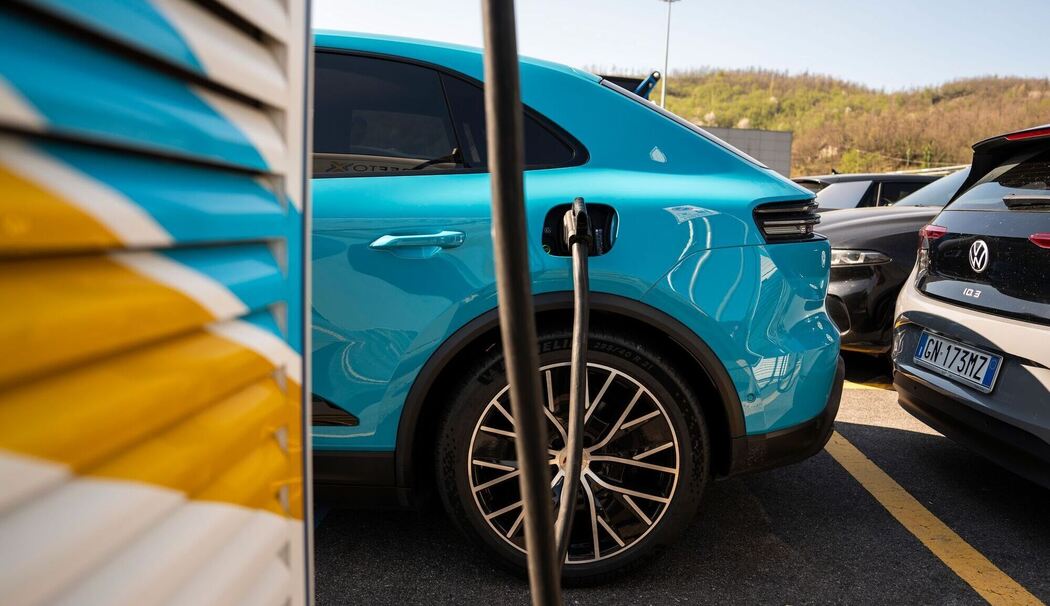 Porsche Macan E-Modell wird geladen