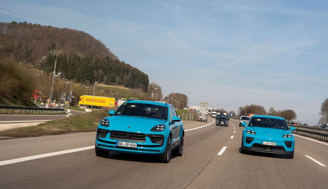Porsche Macan als Verbrenner und E-Modell auf der Autobahn