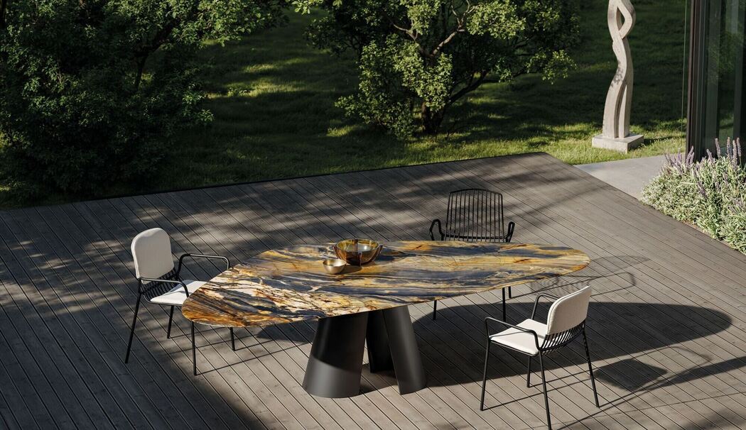 Outdoortisch mit einer asymmetrischer Platte von Draenert