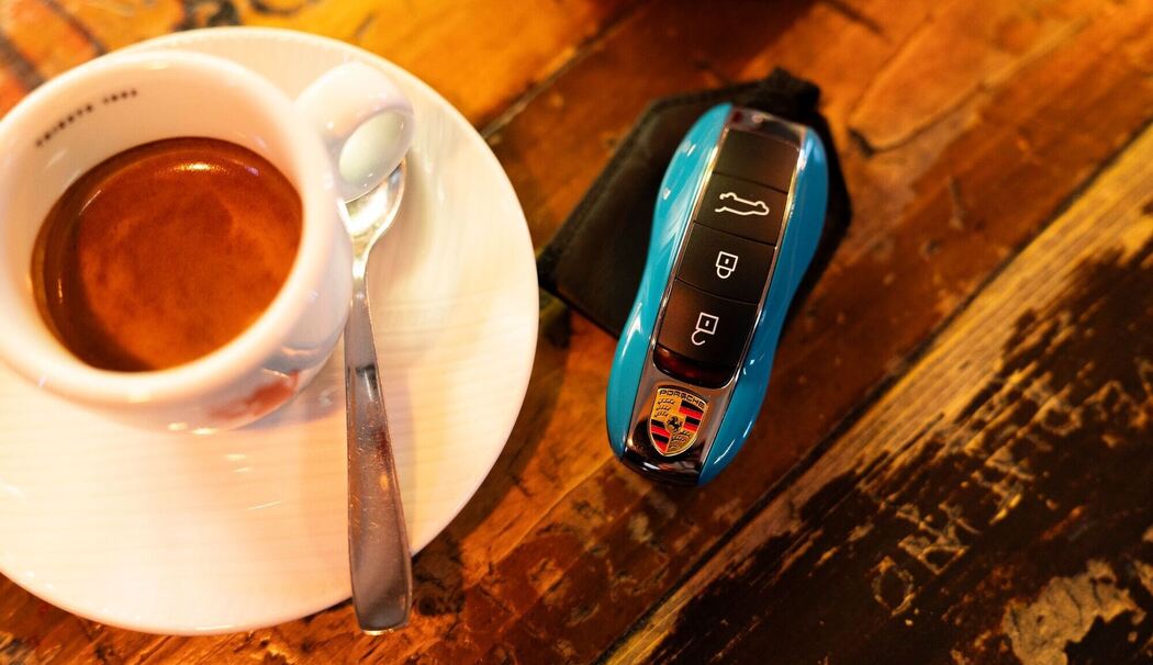 Zündschlüssel eines Porsche Macan mit Espresso-Tasse