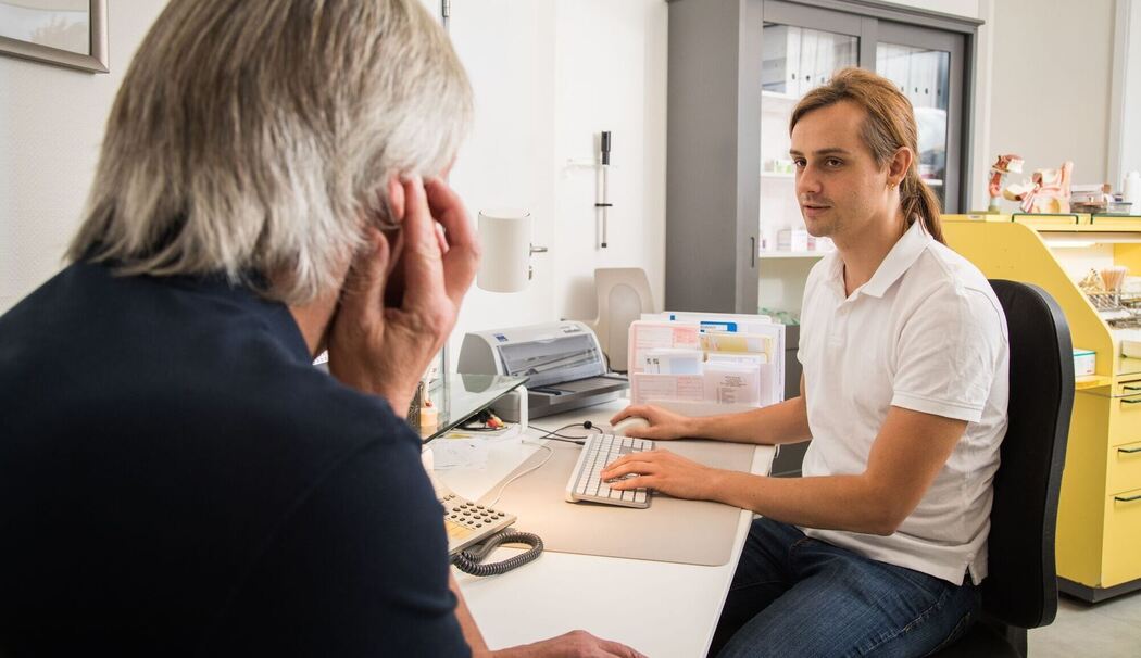 Patient klagt über Tinnitus beim HNO Arzt