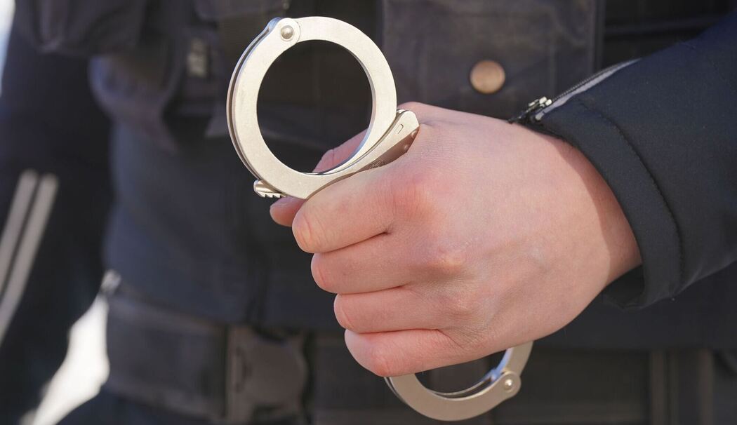 Polizei Handschellen - Symbolbild