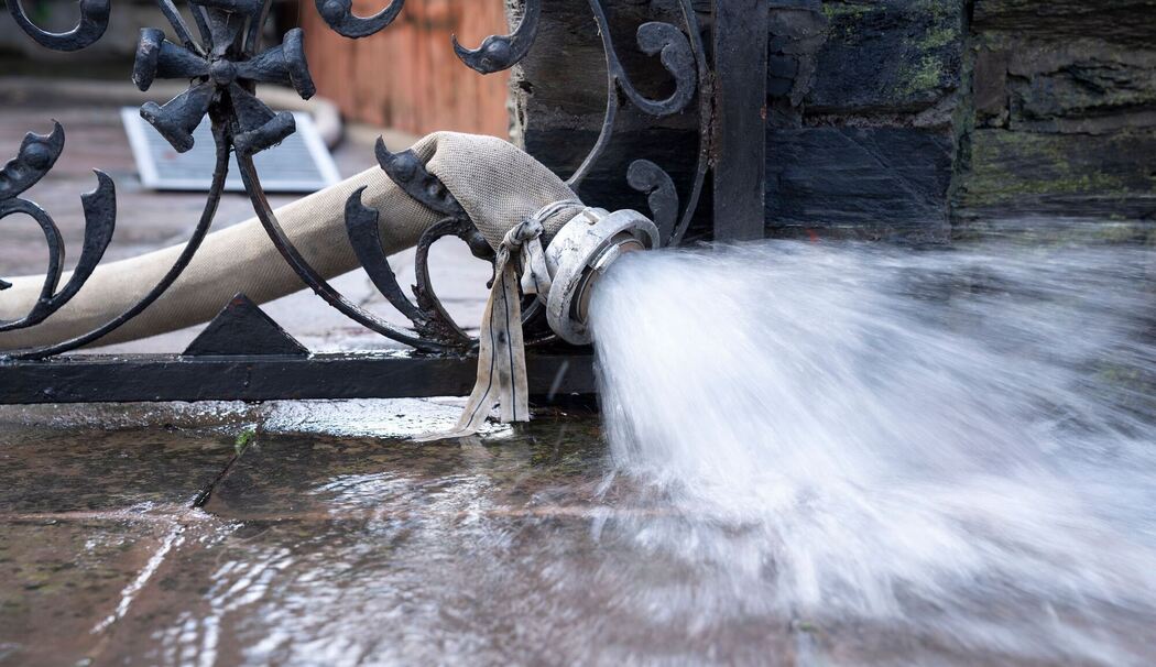 Hochwasser wird aus einem Keller gepumpt