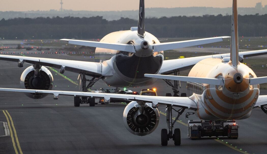 Flugzeuge im Abendlicht