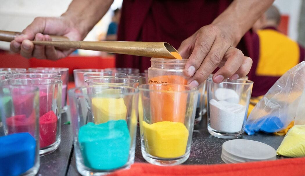 Tibetische Mönche streuen Sandmandala