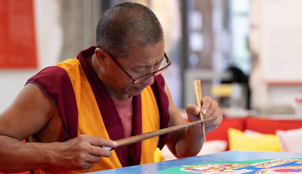 Tibetische Mönche streuen Sandmandala