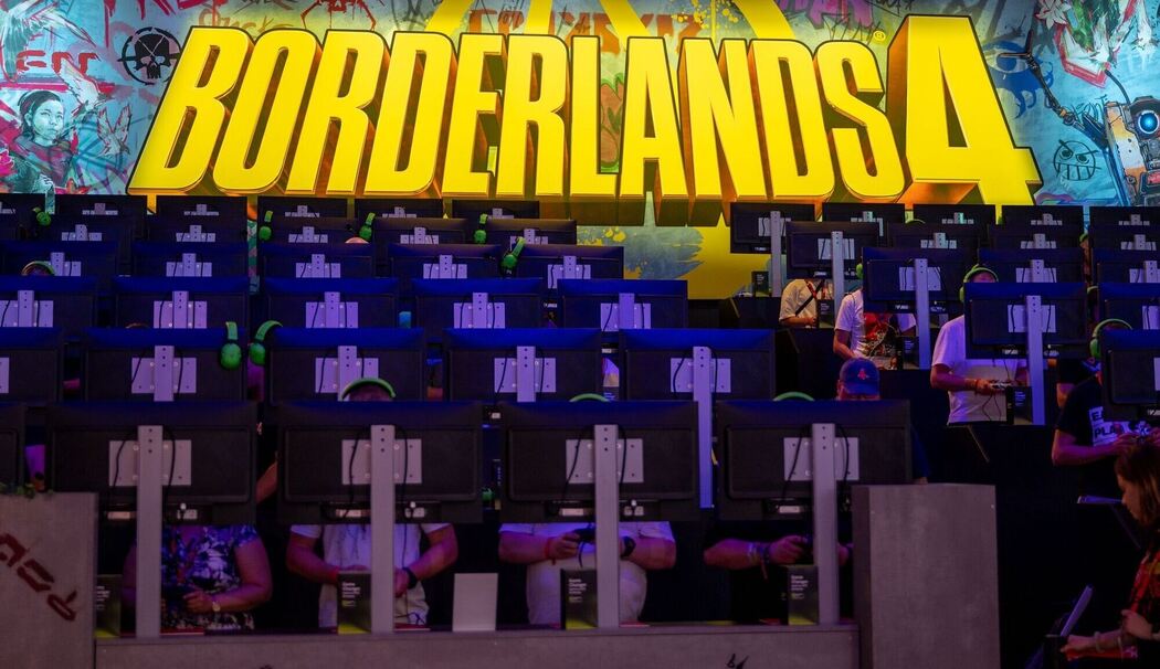 Messebesucher spielen «Borderlands 4» hinter Bildschirmen