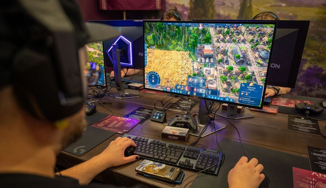 Mann spielt das Spiel «Anno 117: Pax Romana» auf der Gamescom