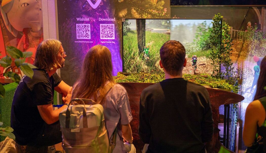 Messebesucher spielen das Indie-Spiel «Hela» auf der Gamescom