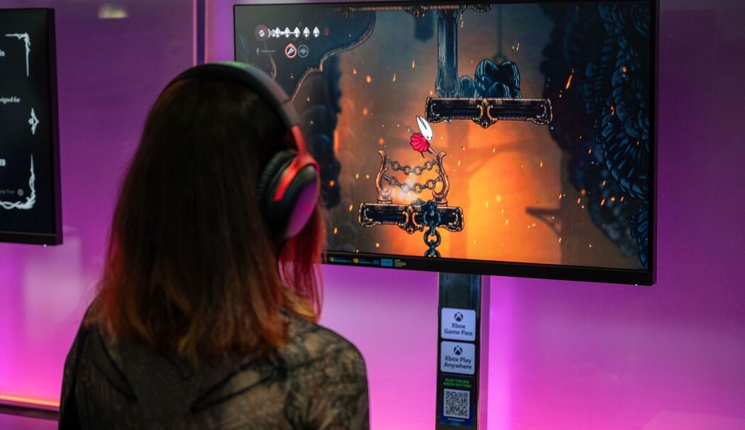 Frau spielt das Spiel «Hollow Knight: Silksong» auf der Gamescom