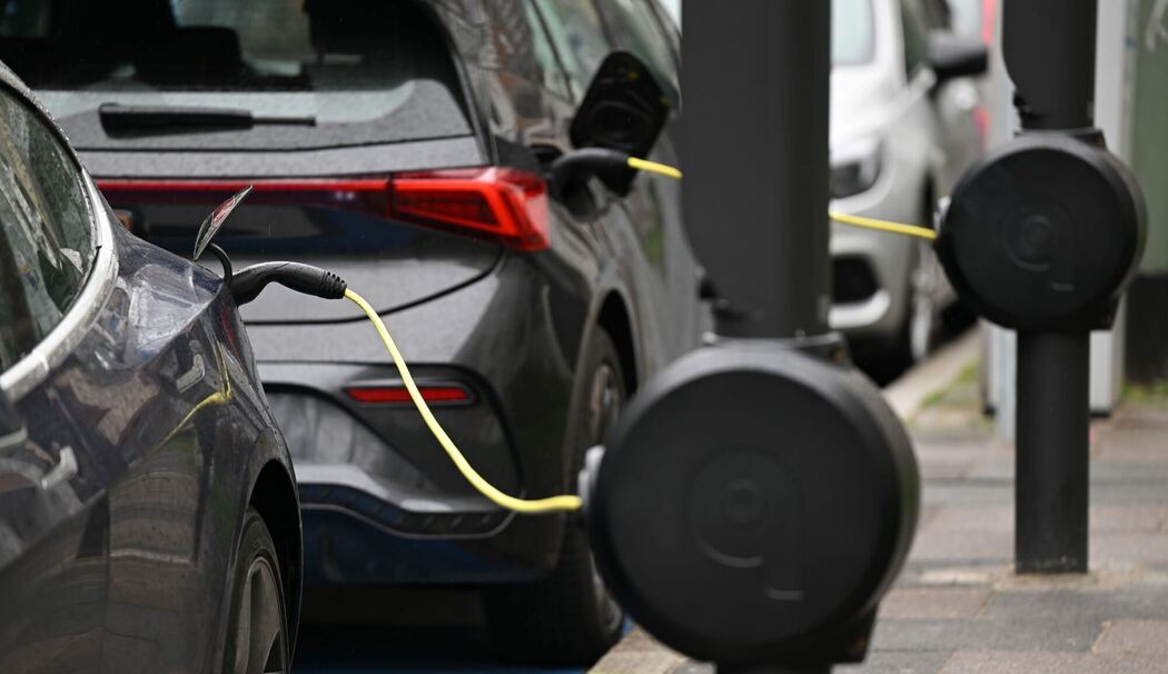 Elektroautos an E-Ladesäulen