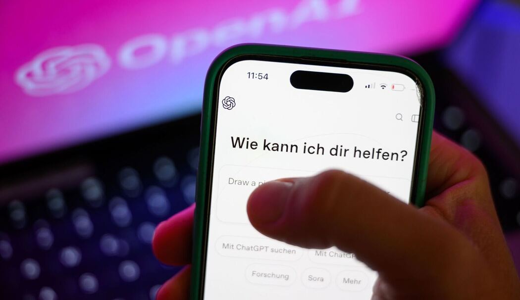 KI-Chatbot ChatGPT ist auf einem Smartphone zu sehen