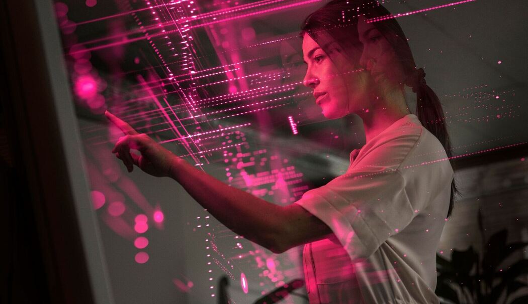 Junge Frau nutzt Technik mit KI-Technologie