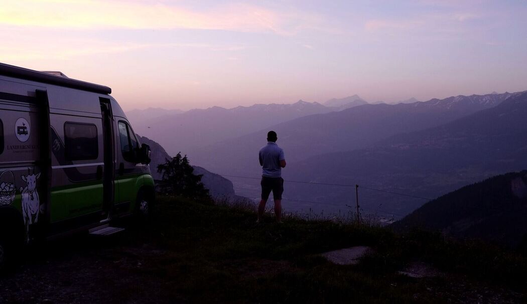 Camper im Sonnenuntergang in der Schweiz