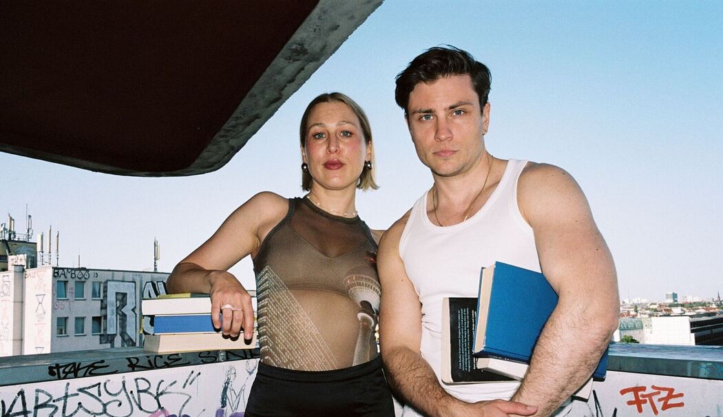 Jannik Schümann startet mit Freundin Kara Wolf einen Buchclub