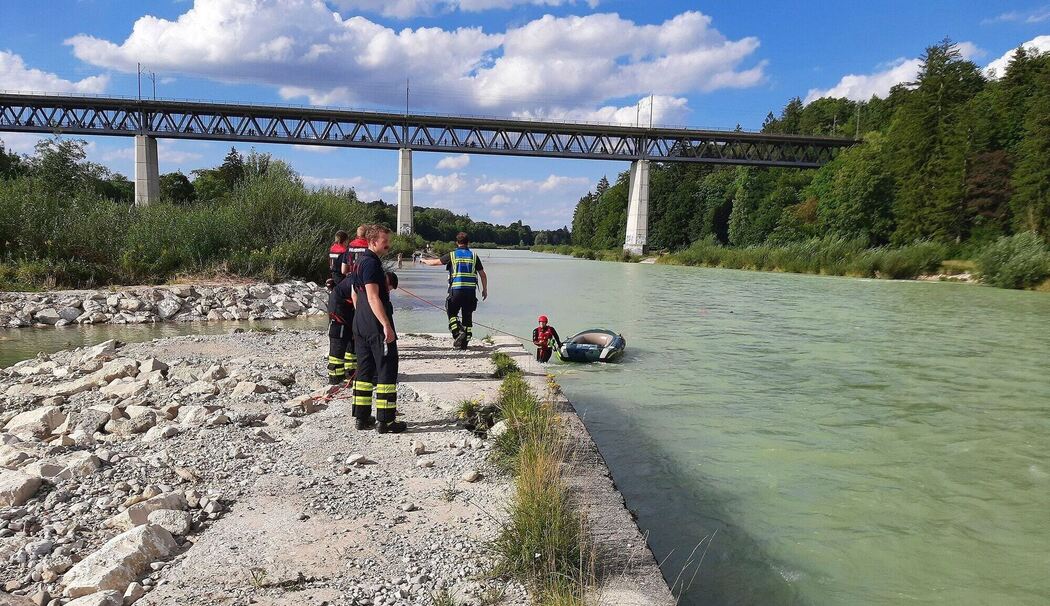 Schlauchboot kentert auf der Isar - eine Verletzte