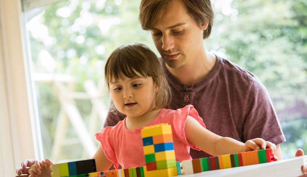 Vater spielt mit seiner Tochter