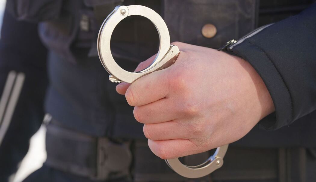 Polizei Handschellen - Symbolbild
