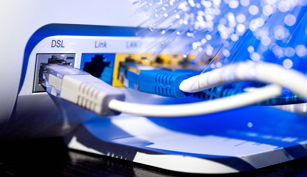 Netzwerkkabel stecken in einem Router