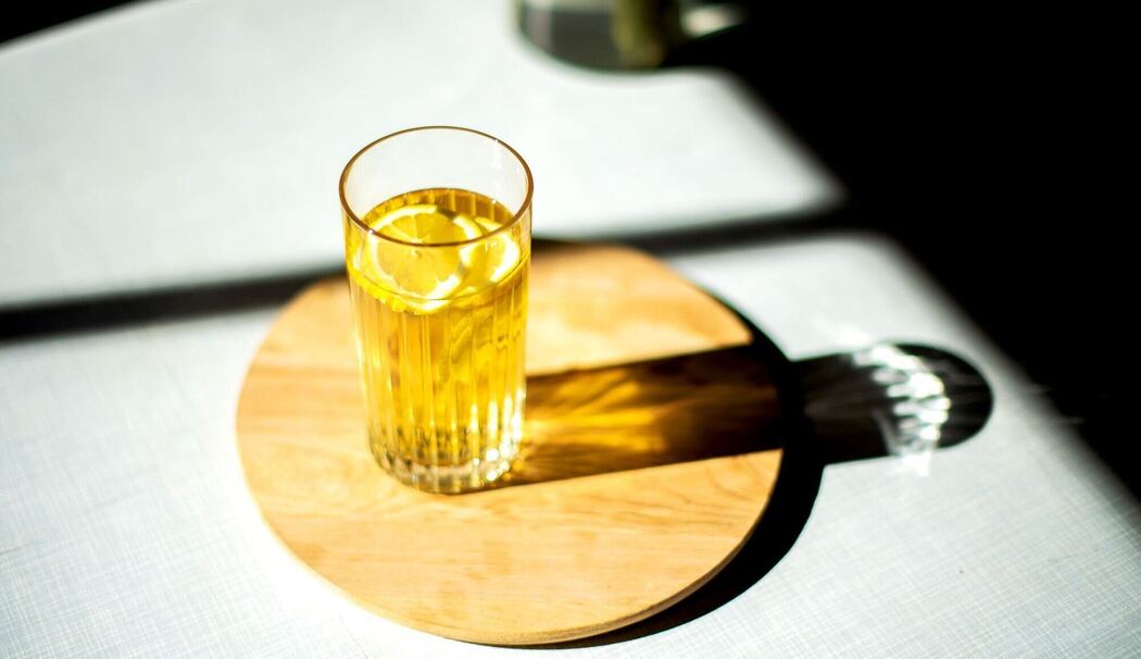 Ein Glas Eistee steht auf einem Tisch