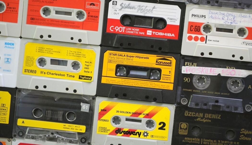 Musikkassetten liegen im Büro eines Musik-Labels