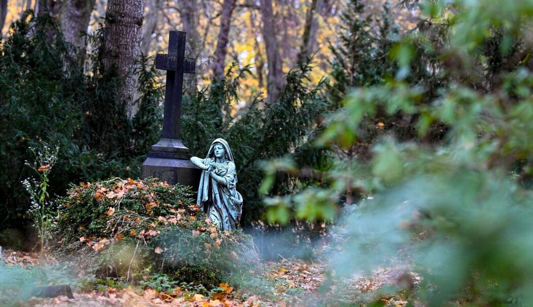 Grab mit Figur und Kreuz