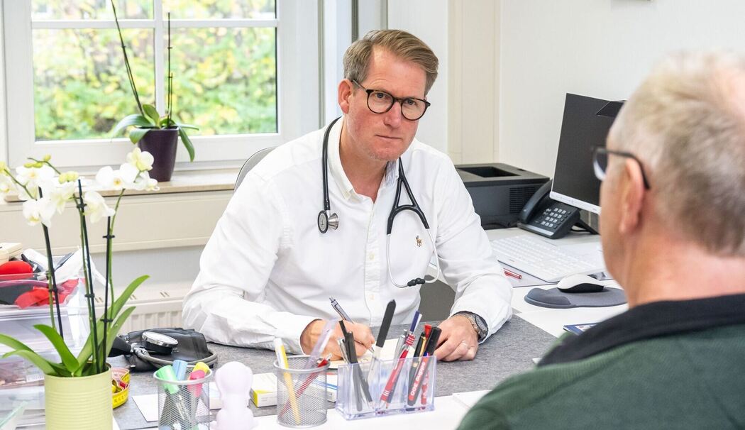 Ein Arzt bei Patientensprechstunde