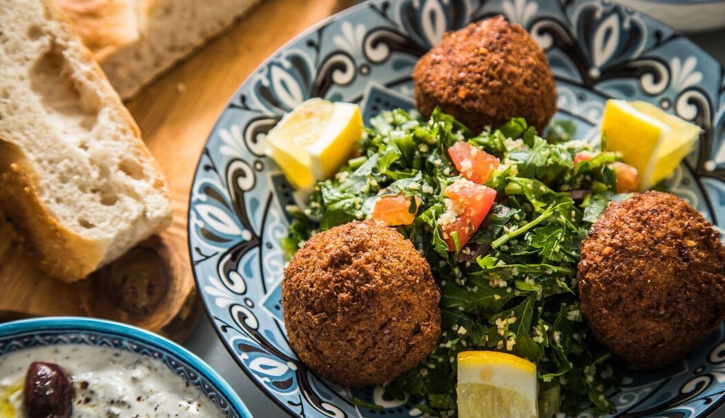 Tabouleh mit Falafel, Fladenbrot und Tzatziki