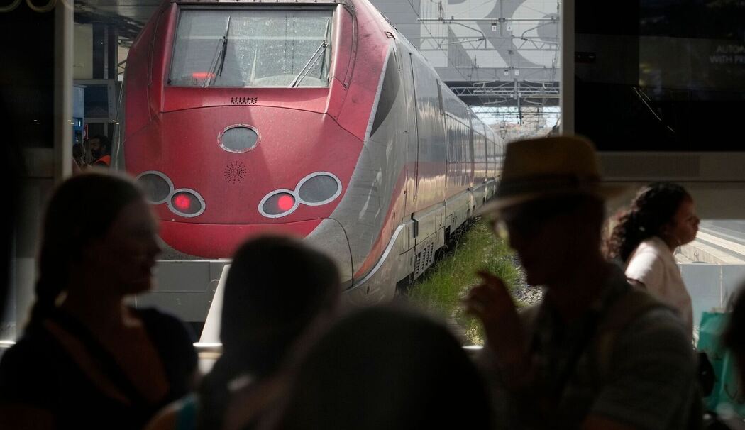 Fahrgäste warten im Hauptbahnhof von Rom auf ihre Züge