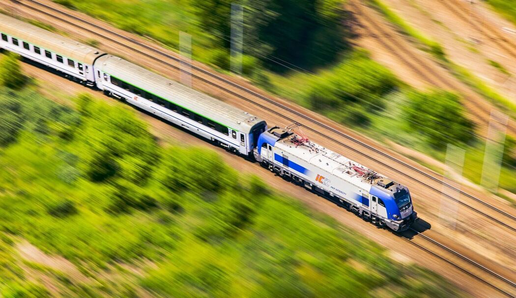 Eine polnischen Eisenbahn von PKP fährt durch die Landschaft