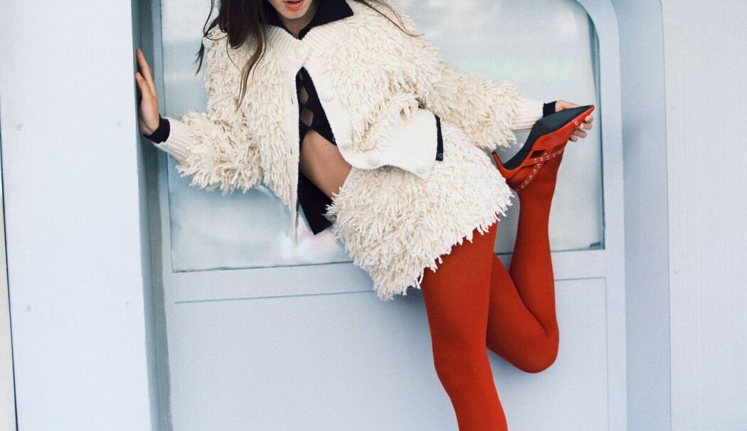 Cremefarbenes Outfit mit roter Strumpfhose von Fabienne Chapot