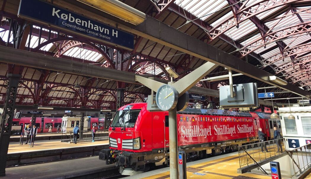 Ein Zug von Snälltåget steht am Bahnhof in Kopenhagen