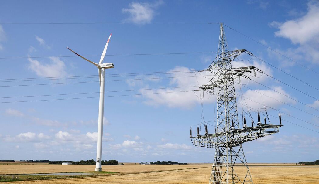 Windrad und Strommast