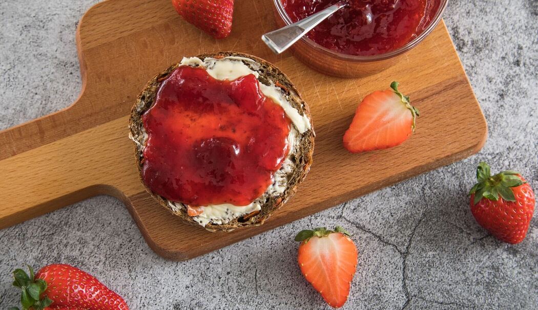 Ein Brötchen mit Erdbeermarmelade