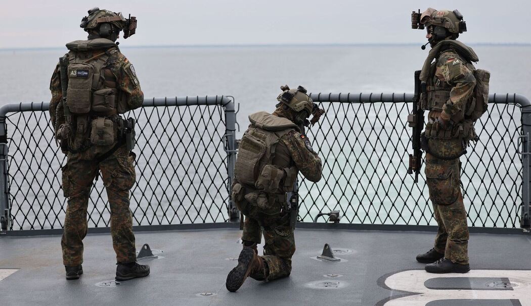 Bundeskanzler Merz besucht Marine