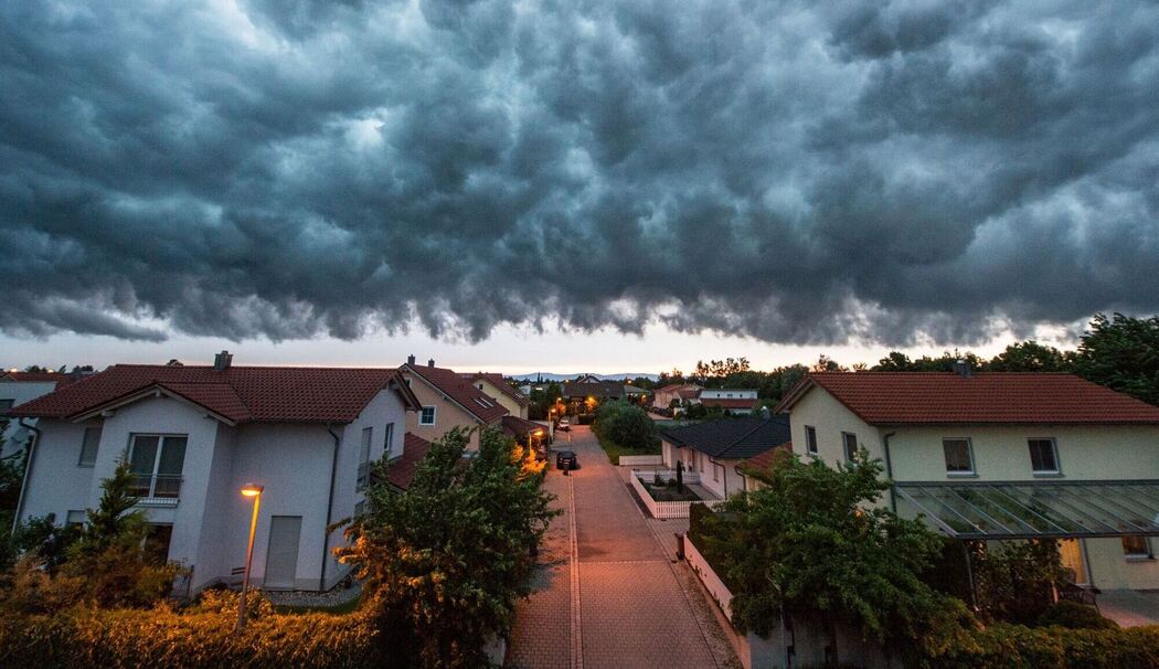 Ein Unwetter zieht über ein Wohngebiet