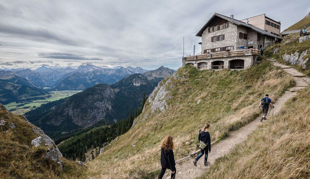 Wanderer auf dem Weg zur  Bad Kissinger Hütte bei Pfronten