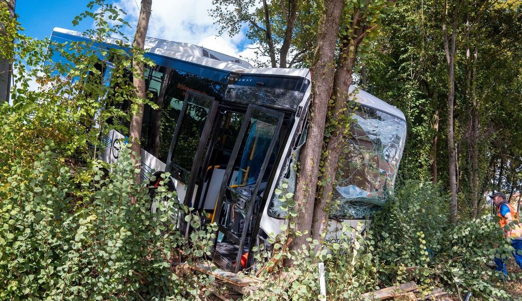 Bus bricht durch Schallschutzwand - zahlreiche Verletzte