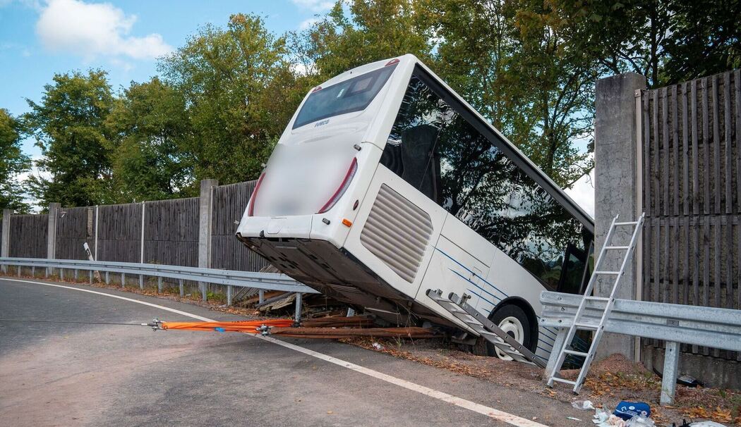 Bus bricht durch Schallschutzwand - zahlreiche Verletzte
