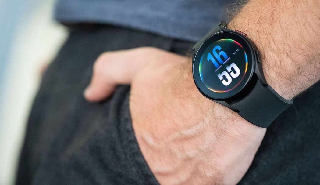 Mann trägt eine Smartwatch