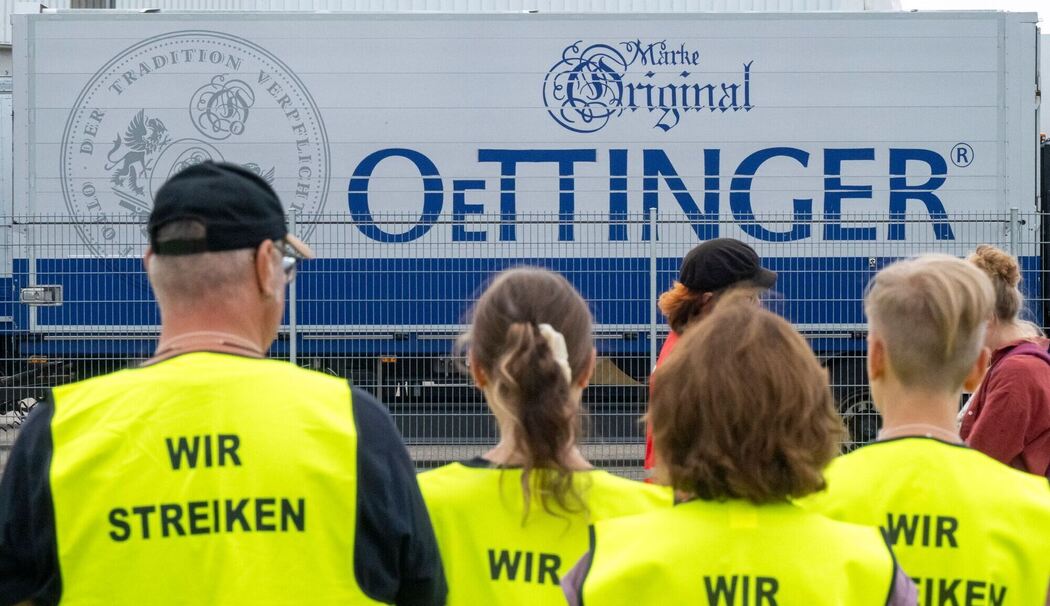 Demonstration vor Oettinger-Brauerei