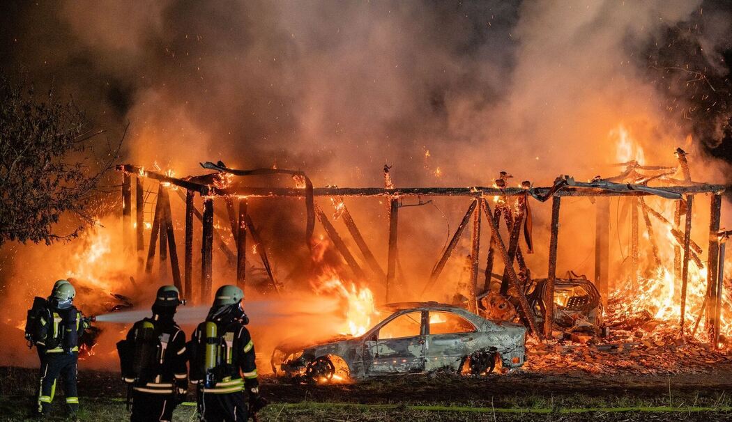 Scheune steht lichterloh in Flammen