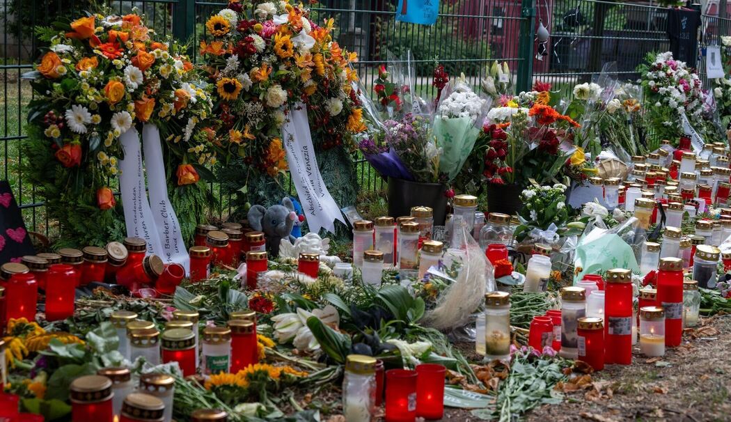 Blumen und Kerzen am Tatort in Völklingen