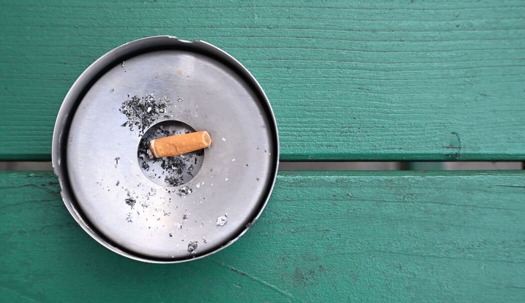 Eine abgebrannte Zigarette liegt in einem Aschenbecher