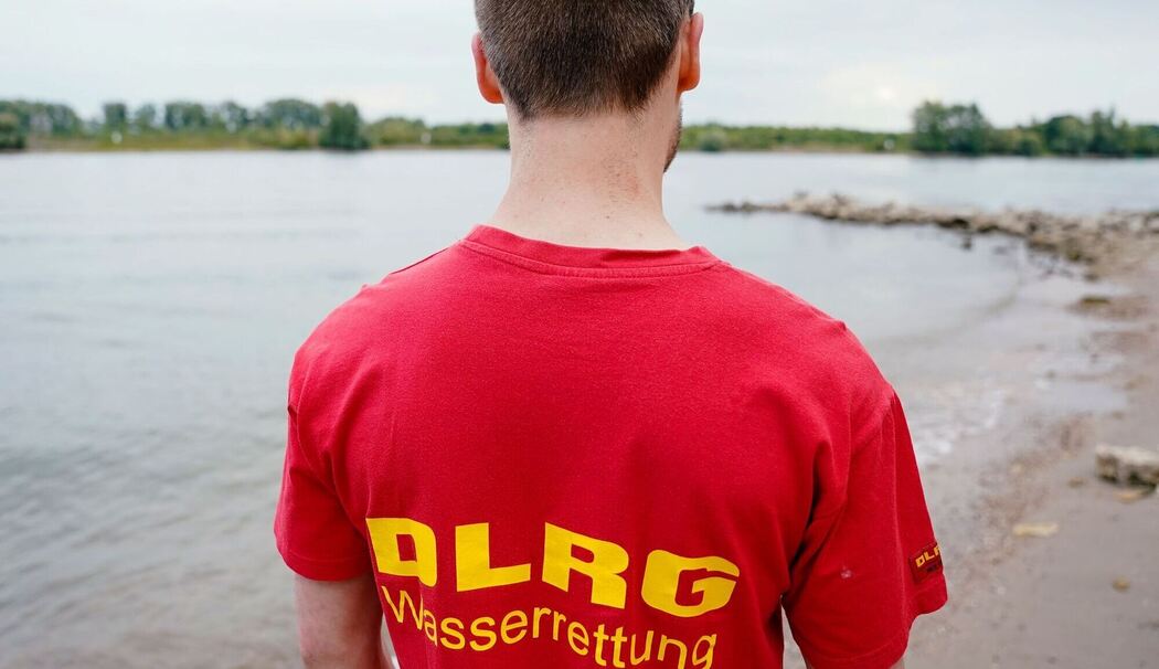 DLRG-Mitglied bei einer Rettungsübung