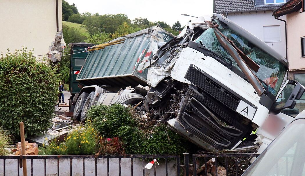 Lastwagen prallt gegen Hauswand