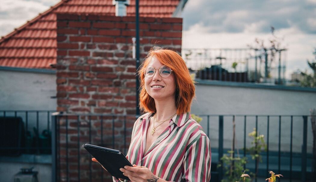 Junge Frau mit Tablet
