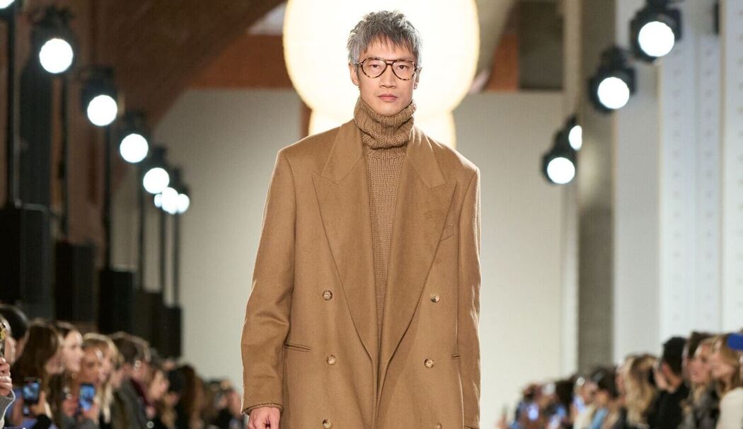 Weite Silhouetten in Caramellbraun von Michael Kors Collection