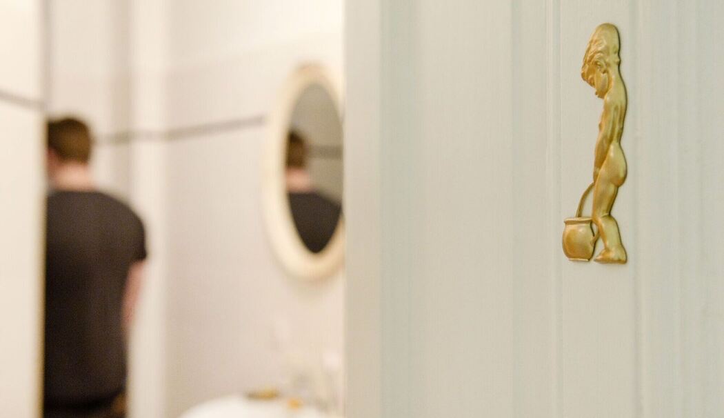 Ein Mann geht auf die Toilette