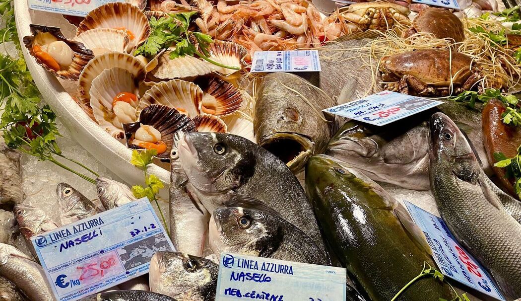 Frischer Fisch liegt in der Auslage eines Geschäfts